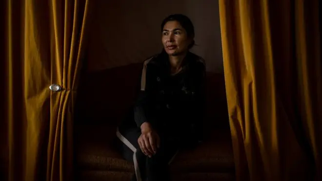 Турсунай үч жолу топтошкон эркектер тарабынан зордукталган. Ал лагерден бошоноору менен Казакстанга качып өтүүгө мүмкүнчүлүк тапты. Андан ары укук коргоочулардын жардамы менен АКШга чыгып кетти