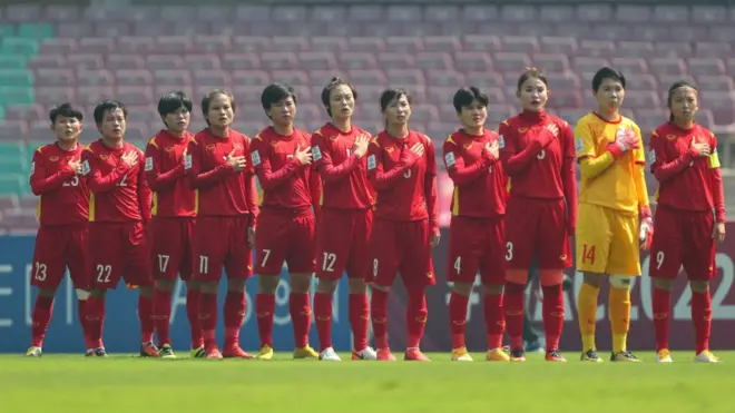 Phạm Cao Phong: "Cám ơn các cô gái Việt dũng cảm và tài hoa tặng chúng ta món quà Tết vô giá này".