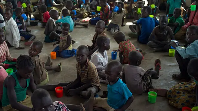 Des enfants soudanais recevant des repas chauds du PAM, le Programme alimentaire mondial.