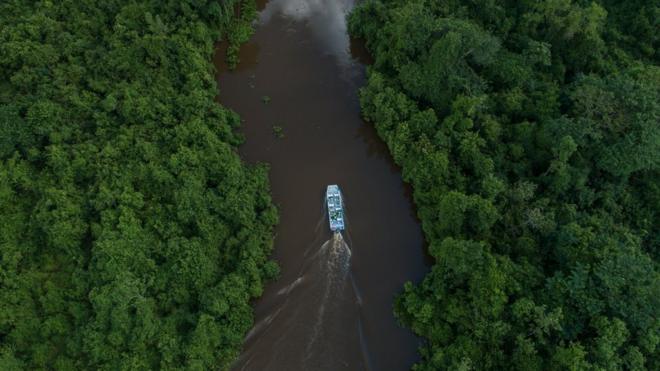 Barco navegandoroleta vivorio no SESC Pantanal