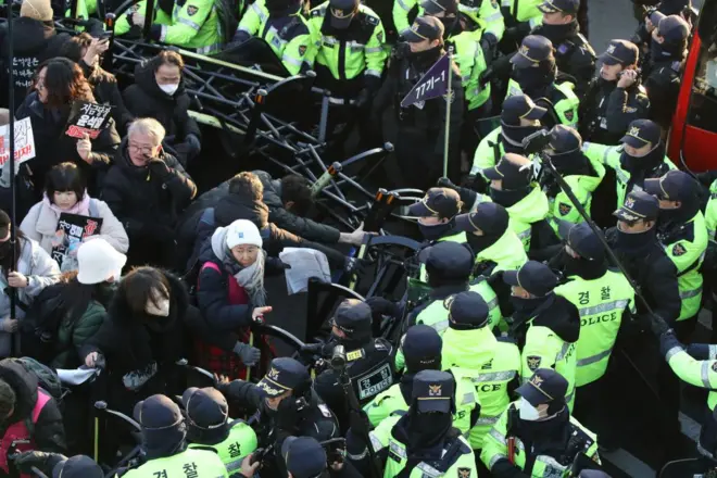 ကိုရီးယား အလုပ်သမားသမဂ္ဂများ အဖွဲ့ချုပ် (KCTU) အဖွဲ့ဝင်တွေ နဲ့ ရဲတွေ ထိပ်တိုက်တွေ့