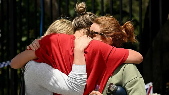 Женщины из местного сообщества обнимаются в павильоне Бонди в память о жертвах стрельбы на пляже Бонди в Сиднее 15 декабря 2025 года.