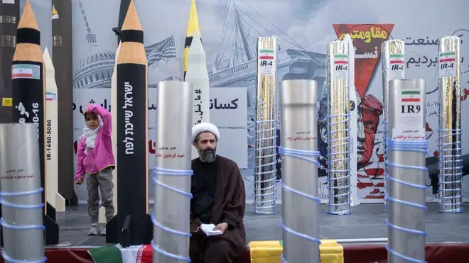 نمایشی از مدل‌های مختلف ادوات مورد نیاز غنی‌سازی اورانیوم و برخی از موشک‌های ایران در یک راهپیمایی دولتی پس از حملات اسرائیل و آمریکا