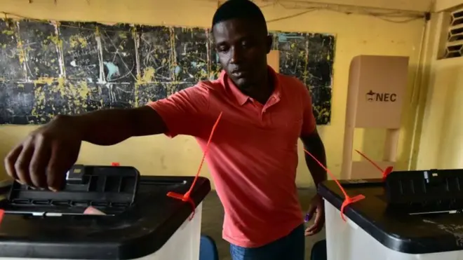 Un homme vote dans un bureau de vote à Monrovia lors des élections présidentielles et législatives le 10 octobre 2017. Les Libériens ont commencé à voter le 10 octobre pour remplacer la présidente Ellen Johnson Sirleaf, dans le cadre d'un scrutin destiné à achever la première transition démocratique du pays en plus de 70 ans.