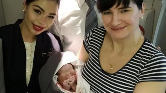 د الوتکې عملې او سوداګرو له ډاکټرې الینا سره د خوښۍ شېبې ولمانځلې