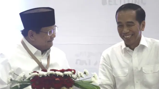 Joko Widodo (kanan) dan Prabowo Subianto saat pengambilan nomor urut calon presiden pada September lalu.