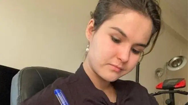 تمنا زریاب پریانی در رشته خبرنگاری درس میخواند و مشغول نوشتن مونوگراف/رسالهاش بود