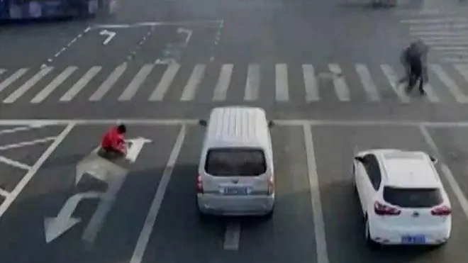 Dalam aksinya, Cai menggunakan kuas dan cat tembok warna putih dan kuas. Di dalam video, Cai terlihat tenang saat mengubah penunjuk arah itu, walaupun arus lalu lintas mulai terlihat ramai.