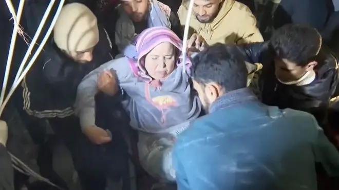 حرب غزة: إنقاذ ناجين من مبنى في رفح بعد غارة جوية