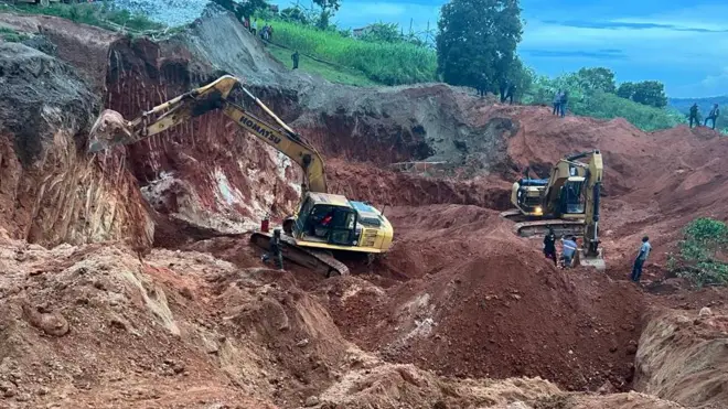 Imashini zirimo gucukura ahari iki kirombe zishakisha abantu batandatu cyaguyeho kuva mu cyumweru gishize