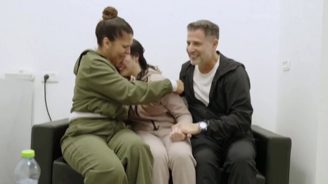 دانييلا في أحضان والدتها أورلي جلبوع ووالدها بعد عودتها من غزة