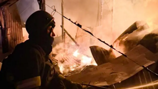 Пожежник сидить на фоні пожежі у Фастові