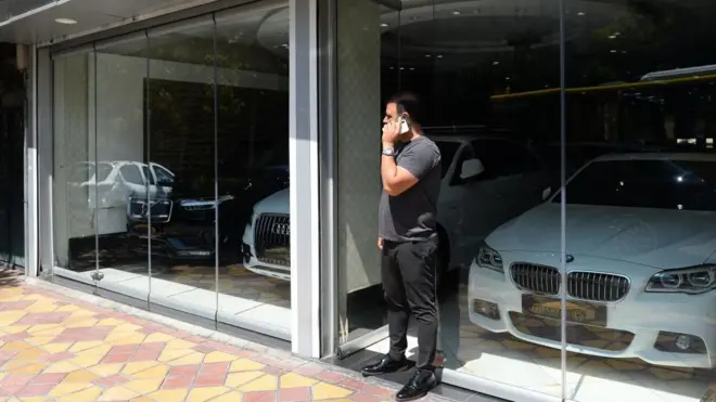 نمایی از یک فروشگاه خودرو در تهران، ایران در ۹ سپتامبر ۲۰۱۹ 