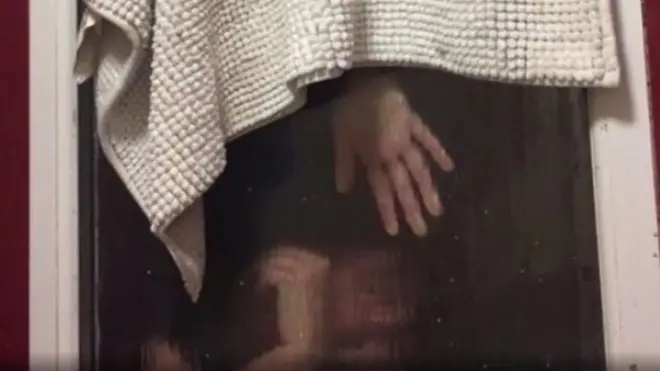 This woman no dey smile