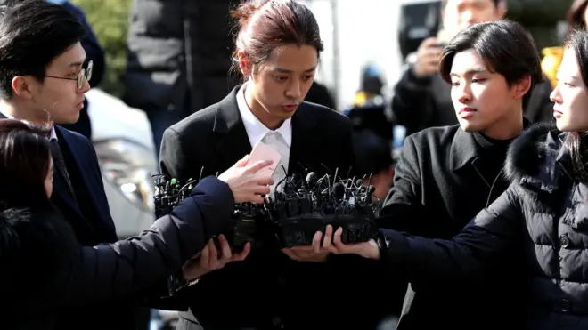 성관계 동영상을 불법으로 촬영·유포한 혐의로 구속기소된 가수 정준영