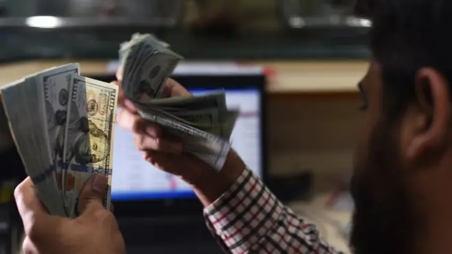 ڈالر کا ریٹ روپے کے مقابلے میں بڑی تیزی سے بڑھا ہے