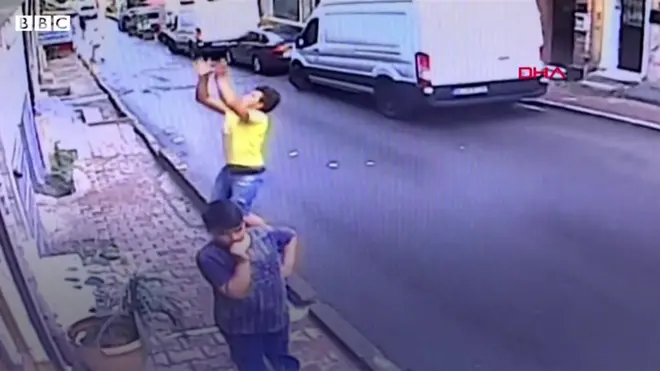Adolescente salva menina que caiu de prédio
