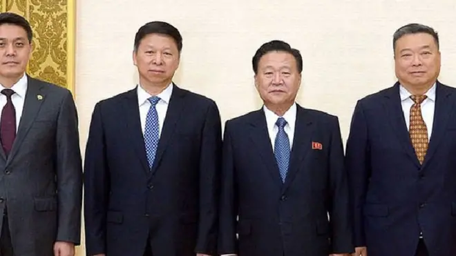 朝鲜官方发布宋涛（左二）跟崔龙海（右二）会面的照片