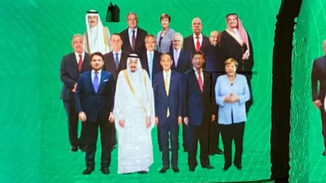 В этом году традиционная общая фотография участников саммита была сделала в виде фотомонтажа – и ее проецировали на стену одного из дворцов в Саудовской Аравии