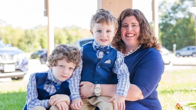 앤 마리 바스콘셀로스와 두 아들