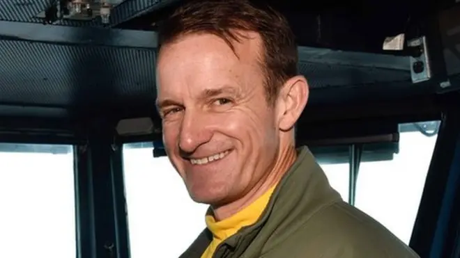 Капитан Бретт Крозьер (на фото справа) написал рапорт, который появился в американских газетах