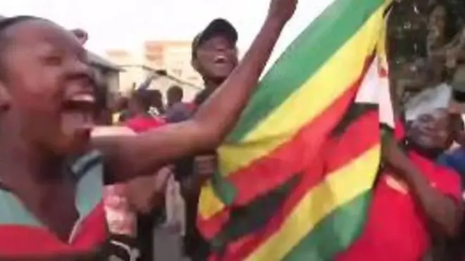 Мешканці Хараре святкують відставку Мугабе