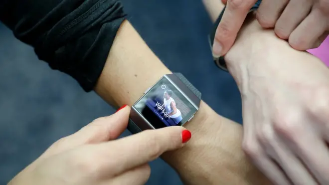 Fitbit fue una de las primeras compañías en lanzar dispositivos inteligentes para el entrenamiento físico.