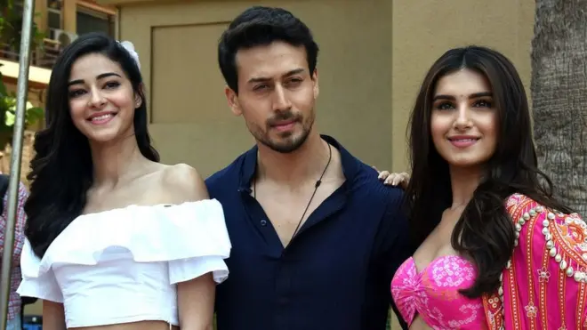 کرن جوہر کی فلم ’سٹوڈنٹ آف دا ائیر ٹو‘ کی مرکزی کاسٹ: (دائیں سے بائیں) تارہ سوتاریہ، ٹائیگر شروف اور آنانیا پانڈے