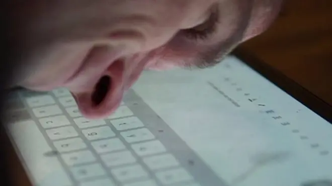 "كتبت سيرتي الذاتية بأنفي"