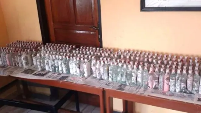 Ratusan botol vodka yang diselundupkan ke dalam 32 ember cat dan diangkut menggunakan pesawat Hercules TNI AU
