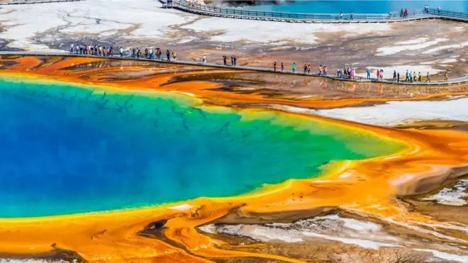 يقع متنزه يلوستون الوطني في الولايات المتحدة فوق حجرة ضخمة من الصخور البركانية المنصهرة