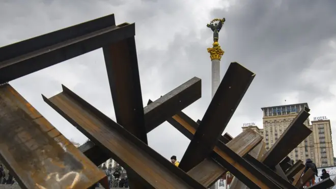 Protivotankovыe eži na Maйdane Nezaležnosti