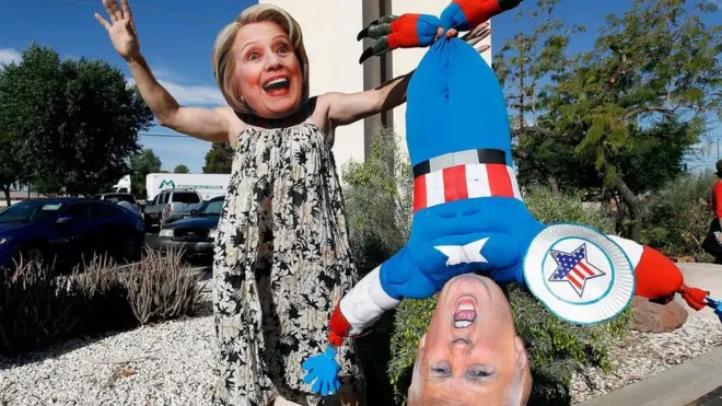 Mfuasi wa Hillary Clinton Jorge Mendez of Glendale, Arizona akiwa amevaa gauni na sanamu ya Hillary Clinton kuonmyesha ni nani anayemuunga mkono