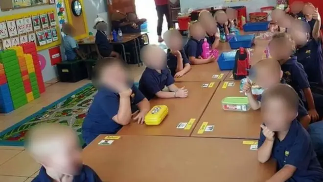 La photo a été prise dans une école publique de Schweizer-Reneke, dans le nord-ouest du pays.