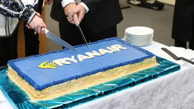 Керівник аеропорту "Львів" Тетяна Романовська та комерційний директор компанії Ryanair Девід О'Брайан