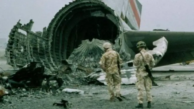 यात्रियों और चालक दल के सदस्यों के जहाज़ से उतरने के बाद कुवैत एयरपोर्ट के रनवे पर इस विमान को नष्ट कर दिया गया था