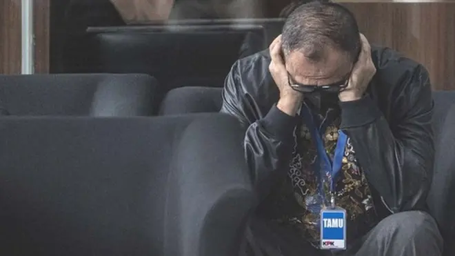 Mantan Kepala Bagian Umum Kantor Wilayah DJP Jakarta Selatan II Rafael Alun Trisambodo duduk di ruang tunggu sebelum menjalani pemeriksaan di Gedung KPK, Jakarta, Rabu (1/3/2023).