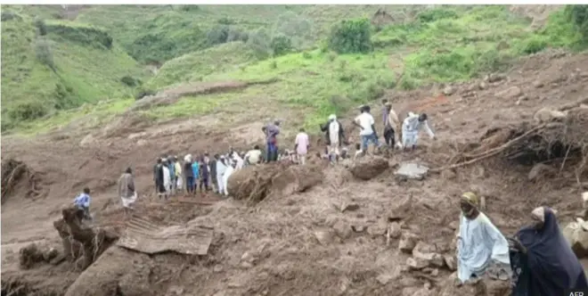 Awọn eeyan laarin ẹbiti ilẹ to ya.