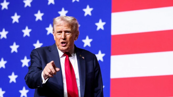 Donald Trump señala con su mano derecha al público