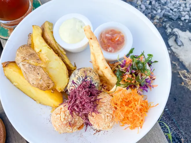 Nourriture colorée à base de patate douce avec garniture de légumes hachés. Concept pour une alimentation saine, perte de graisse, perte de poids, menu diététique, végétarien végétalien, aliments biologiques entiers, oméga-3, fibres alimentaires -