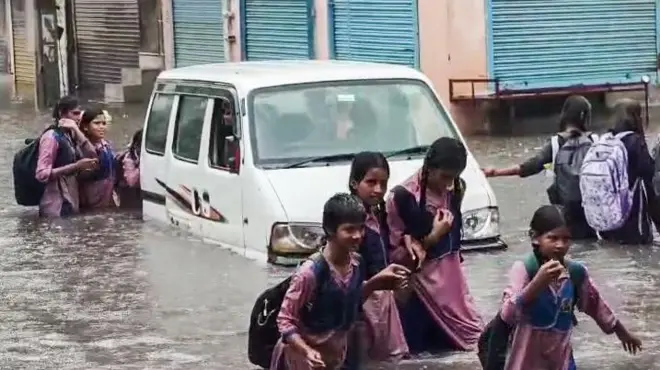स्कूली बच्चे पानी में, दिल्ली