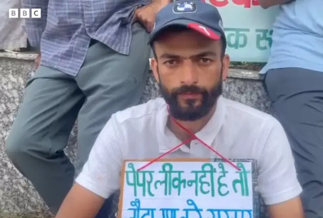 पेपर लीक के ख़िलाफ़ विरोध प्रदर्शन करता प्रदर्शनकारी छात्र