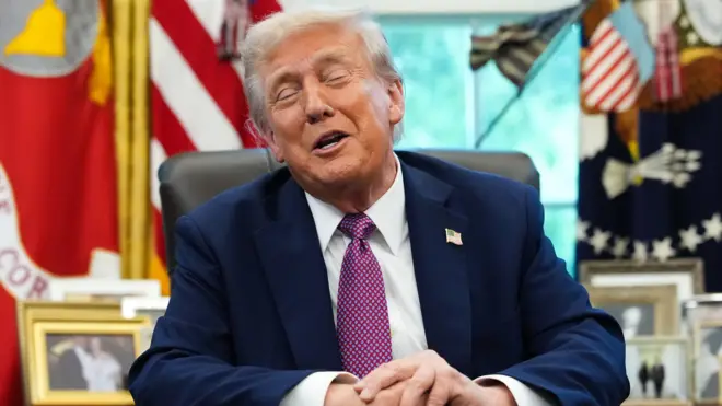 الرئيس الأمريكي دونالد ترامب خلال تواجده في المكتب البيضاوي في البيت الأبيض