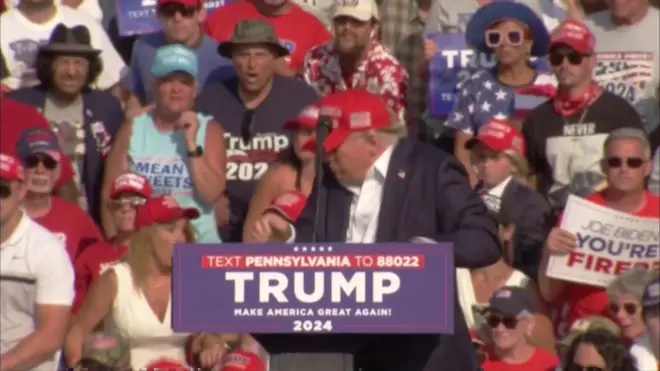 米ペンシルヴェニア州での演説中に身を伏せようとするトランプ前大統領
