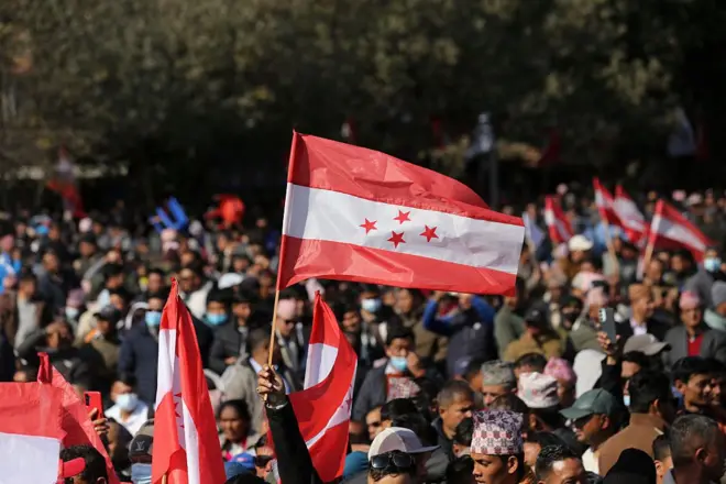 नेपाली कांग्रेसको विशेष महाधिवेशनमा सहभागीमा सहभागी कार्यकर्ताहरू पार्टीको झण्डा बोकेर सहभागी हुन जाँदै