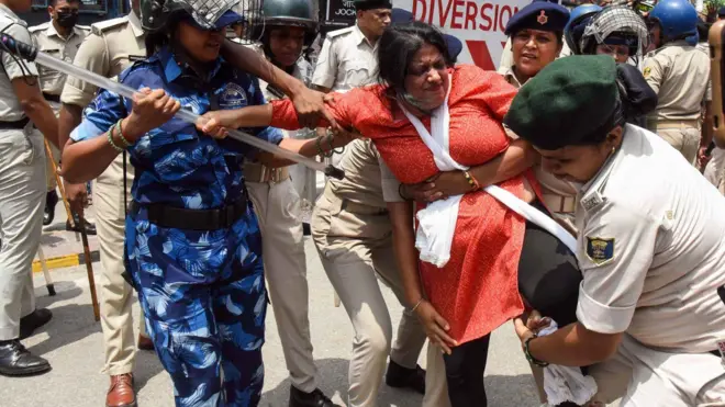 स्टूडेंट और पुलिसकर्मी