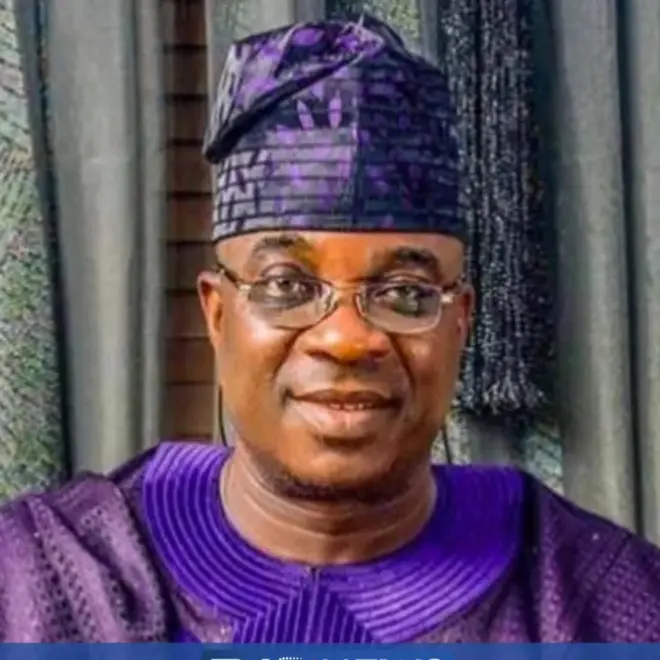 Wasiu Ayinde wọ aṣọ aran aláwọ̀ pọpu àti fìlà rẹ