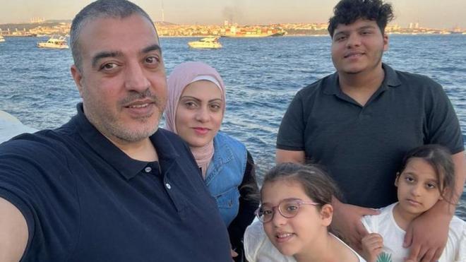 Rushdi Abualouf junto a su esposa y sus tres hijos. 