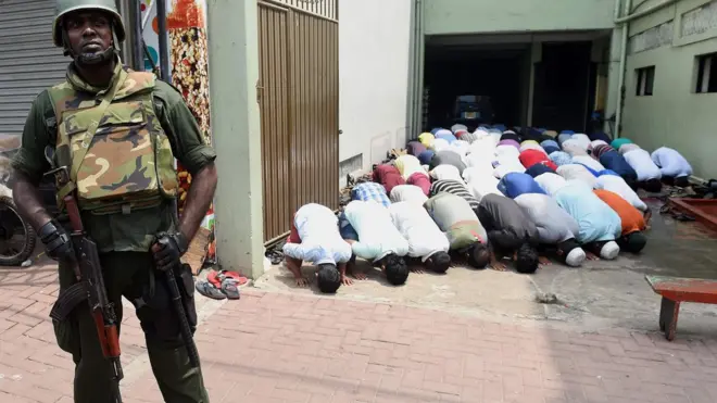 Aparat keamanan secara khusus mengamankan sembahyang Jumat, di tengah kekhawatiran akan serangan atas umat-Islam.