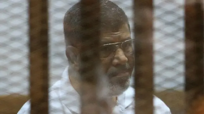 M. Morsi avait déjà été condamné à mort dans le dossier des évasions massives de prison et des attaques contre la police durant la révolte de 2011 qui avait chassé Hosni Moubarak du pouvoir.